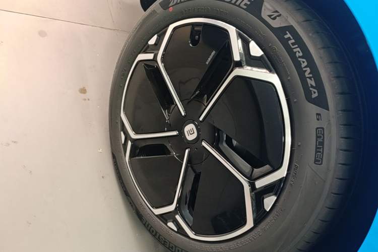 Used Xiaomi Auto SU7 2026 Model Standard Edition Right Rear Wheel Hub