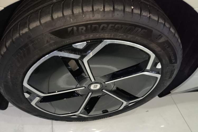 Used Xiaomi Auto SU7 2026 Model Standard Edition Left Front Wheel Hub