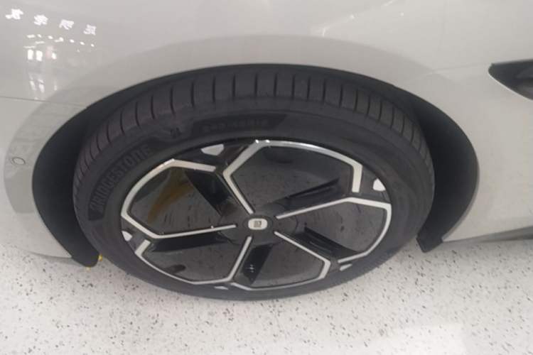 Used Xiaomi Auto SU7 2026 Model Standard Edition Left Front Wheel Hub