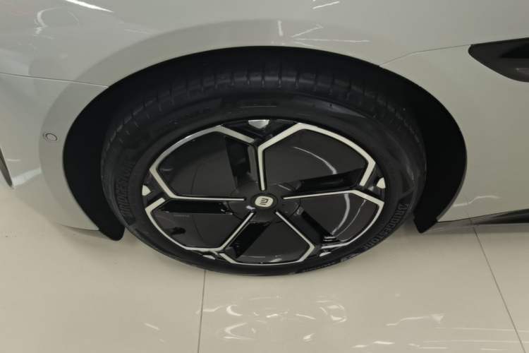 Used Xiaomi Auto SU7 2026 Model Standard Edition Left Front Wheel Hub