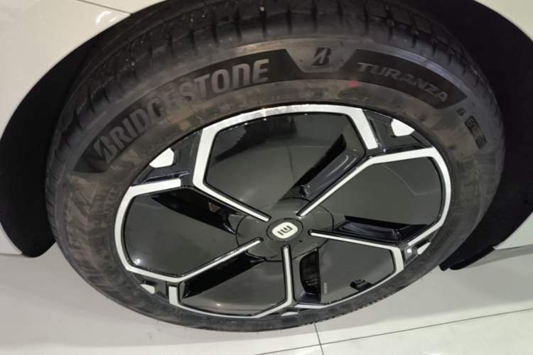 Used Xiaomi Auto SU7 2026 Model Standard Edition Right Rear Wheel Hub