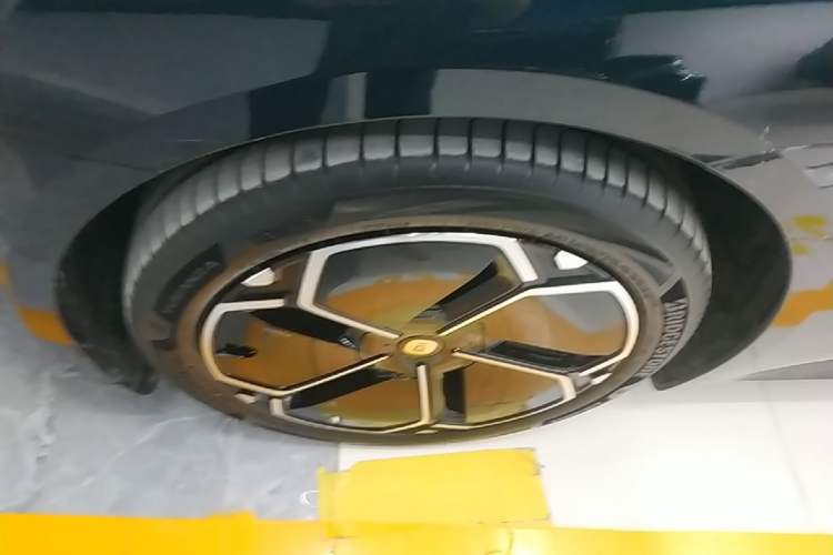 Used Xiaomi Auto SU7 2026 Model Standard Edition Left Front Wheel Hub