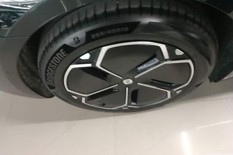 Used Xiaomi Auto SU7 2026 Model Standard Edition Right Rear Wheel Hub