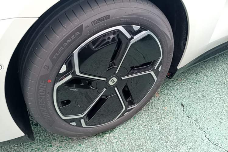 Used Xiaomi Auto SU7 2026 Model Standard Edition Left Front Wheel Hub