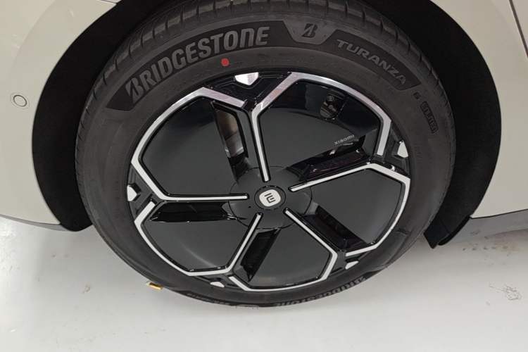 Used Xiaomi Auto SU7 2026 Model Standard Edition Right Rear Wheel Hub