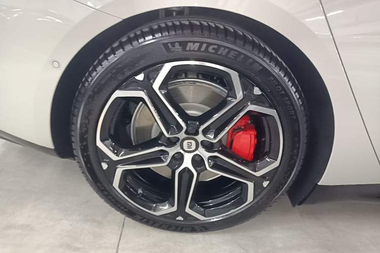 Used Xiaomi Auto SU7 2026 Model Max Right Rear Wheel Hub