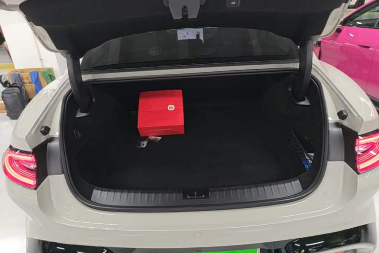Used Xiaomi Auto SU7 2026 Model Standard Edition Trunk