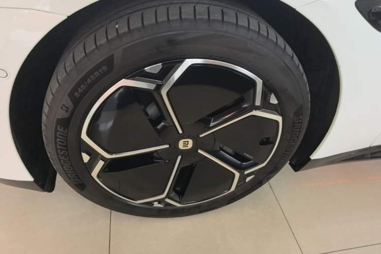 Used Xiaomi Auto SU7 2026 Model Standard Edition Left Front Wheel Hub