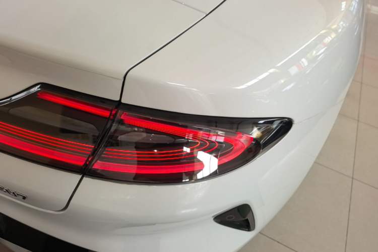 Used Xiaomi Auto SU7 2026 Model Standard Edition Right Rear Taillight