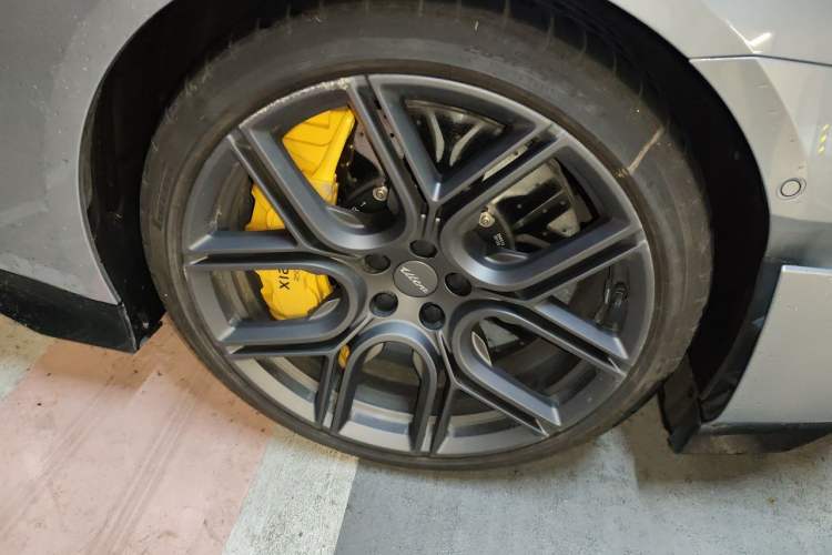Used Xiaomi Auto SU7 Ultra 2025 Ultra Model Right Front Wheel Hub