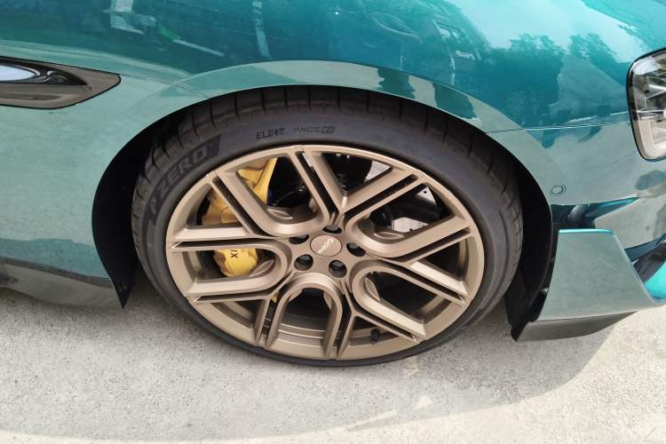 Used Xiaomi Auto SU7 Ultra 2025 Ultra Model Right Front Wheel Hub