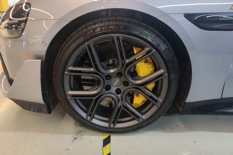 Used Xiaomi Auto SU7 Ultra 2025 Ultra Model Left Front Wheel Hub