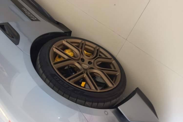 Used Xiaomi Auto SU7 Ultra 2025 Ultra Model Left Front Wheel Hub