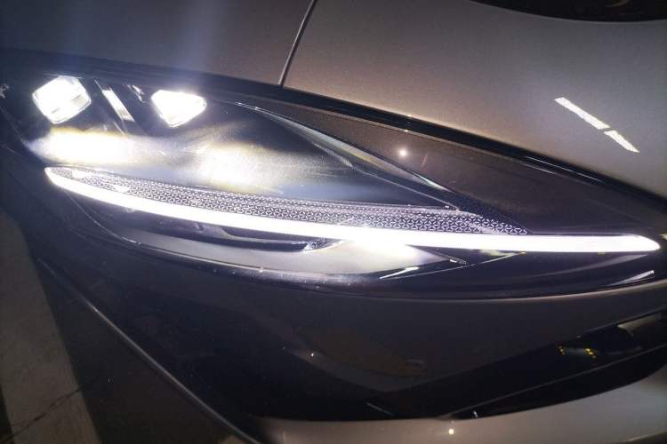 Used Xiaomi Auto SU7 Ultra 2025 Ultra Model Right Front Headlight