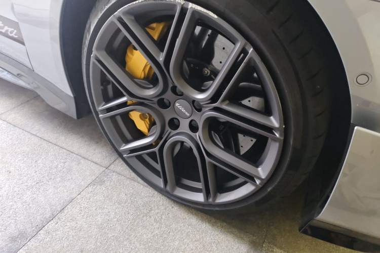 Used Xiaomi Auto SU7 Ultra 2025 Ultra Model Right Front Wheel Hub