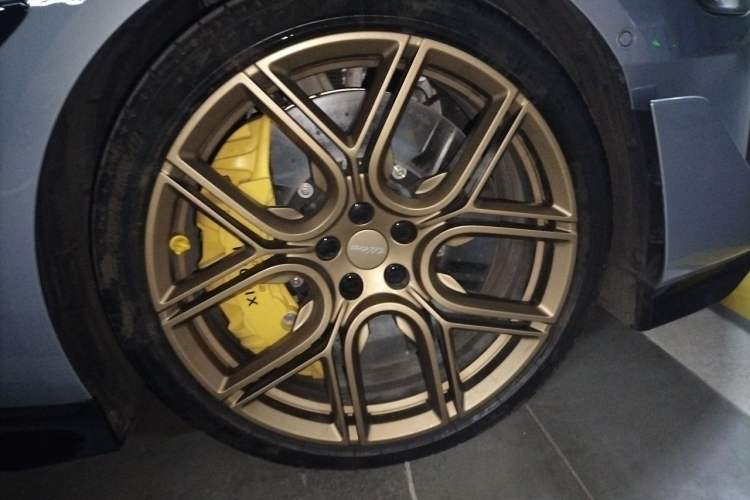 Used Xiaomi Auto SU7 Ultra 2025 Ultra Model Right Front Wheel Hub