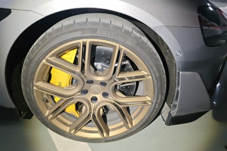 Used Xiaomi Auto SU7 Ultra 2025 Ultra Model Right Front Wheel Hub