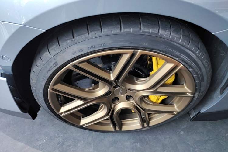 Used Xiaomi Auto SU7 Ultra 2025 Ultra Model Left Front Wheel Hub