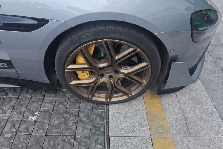 Used Xiaomi Auto SU7 Ultra 2025 Ultra Model Right Front Wheel Hub