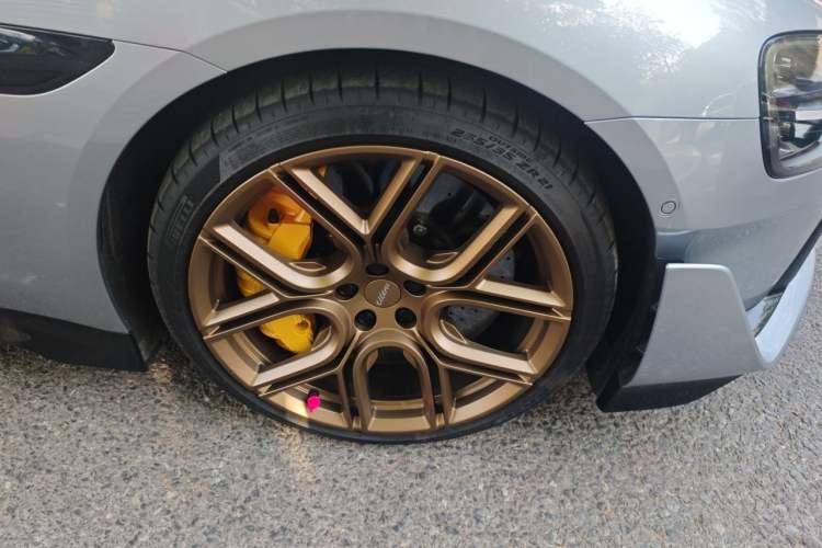 Used Xiaomi Auto SU7 Ultra 2025 Ultra Model Right Front Wheel Hub