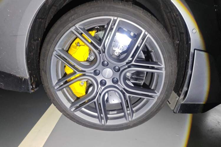 Used Xiaomi Auto SU7 Ultra 2025 Ultra Model Right Front Wheel Hub