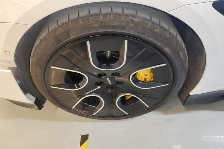 Used Xiaomi Auto SU7 Ultra 2025 Ultra Model Left Front Wheel Hub