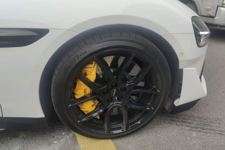 Used Xiaomi Auto SU7 Ultra 2025 Ultra Model Right Front Wheel Hub