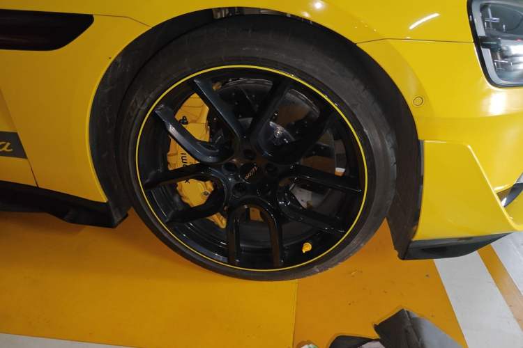 Used Xiaomi Auto SU7 Ultra 2025 Ultra Model Right Front Wheel Hub