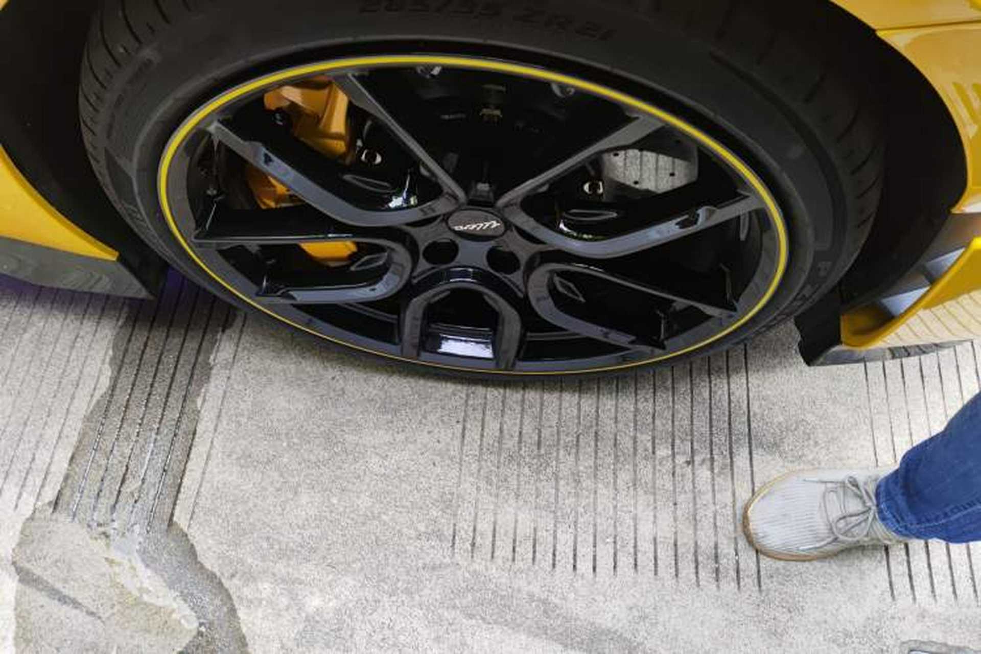 Used Xiaomi Auto SU7 Ultra 2025 Ultra Model Right Front Wheel Hub