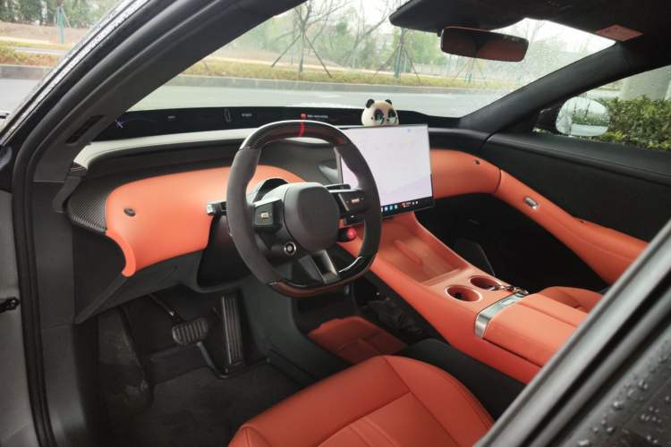 Used Xiaomi Auto YU7 2025 Ultra-Long Range High-Performance All-Wheel-Drive Max Edition Center Console