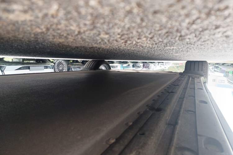 Used Xiaomi Auto YU7 2025 Ultra-Long Range High-Performance All-Wheel-Drive Max Edition Chassis Front Right