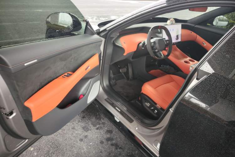 Used Xiaomi Auto YU7 2025 Ultra-Long Range High-Performance All-Wheel-Drive Max Edition Driver Seat