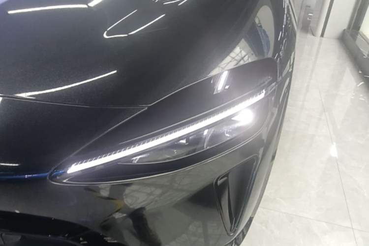 Used Xiaomi Auto YU7 2025 Ultra-Long Range Rear-Wheel Drive Version Left Front Headlight