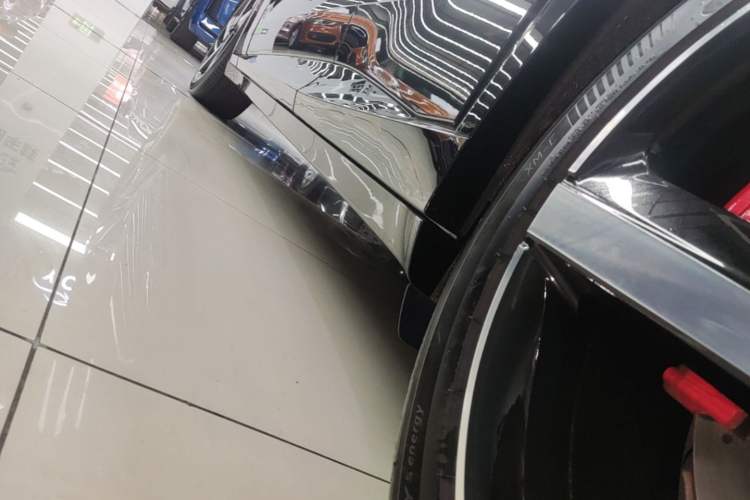 Used Xiaomi Auto YU7 2025 Ultra-Long Range High-Performance All-Wheel-Drive Max Edition Left Side Sill