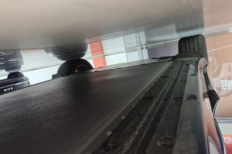 Used Xiaomi Auto YU7 2025 Ultra-Long Range Rear-Wheel Drive Version Right Side Sill