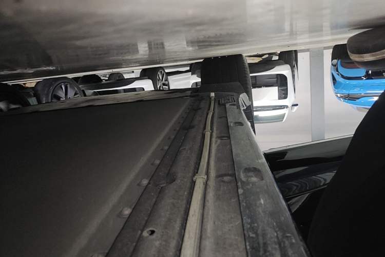 Used Xiaomi Auto YU7 2025 Ultra-Long Range High-Performance All-Wheel-Drive Max Edition Right Side Sill
