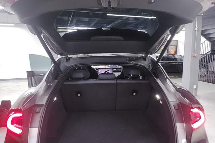 Used Xiaomi Auto YU7 2025 Ultra-Long Range High-Performance All-Wheel-Drive Max Edition Trunk