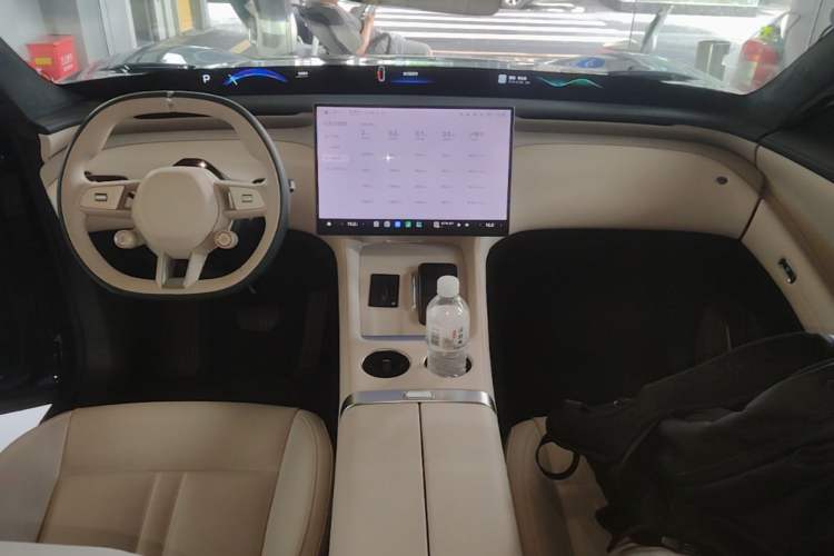 Used Xiaomi Auto YU7 2025 Ultra-Long Range High-Performance All-Wheel-Drive Max Edition Center Console