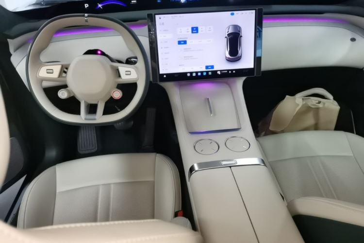 Used Xiaomi Auto YU7 2025 Ultra-Long Range High-Performance All-Wheel-Drive Max Edition Center Console