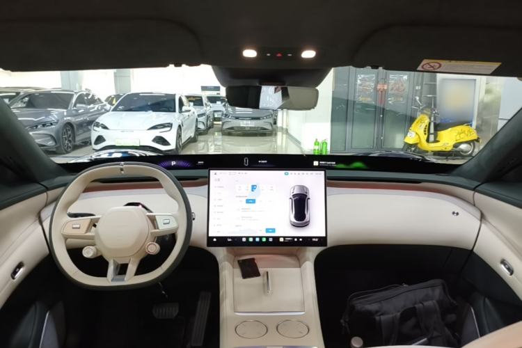 Used Xiaomi Auto YU7 2025 Ultra-Long Range High-Performance All-Wheel-Drive Max Edition Center Console
