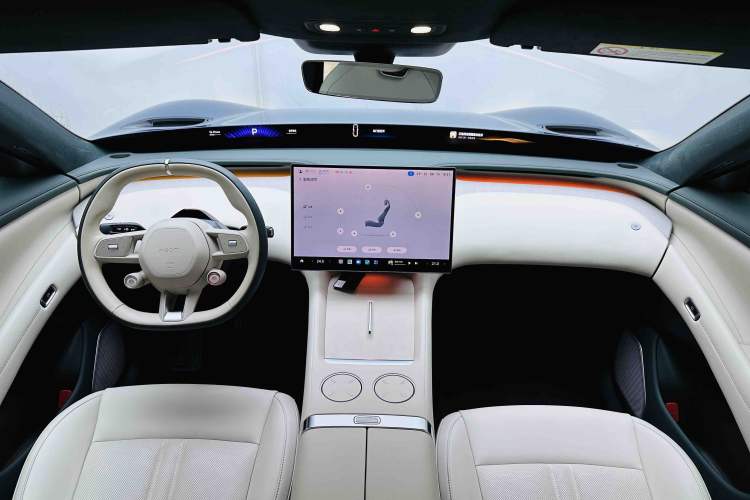 Used Xiaomi Auto YU7 2025 Ultra-Long Range High-Performance All-Wheel-Drive Max Edition Center Console