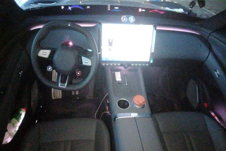 Used Xiaomi Auto YU7 2025 Ultra-Long Range High-Performance All-Wheel-Drive Max Edition Center Console