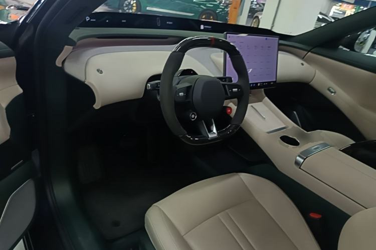 Used Xiaomi Auto YU7 2025 Ultra-Long Range High-Performance All-Wheel-Drive Max Edition Center Console
