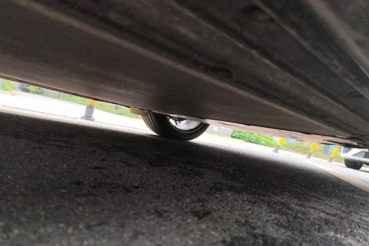 Used Xiaomi Auto YU7 2025 Ultra-Long Range High-Performance All-Wheel-Drive Max Edition Chassis Front Left