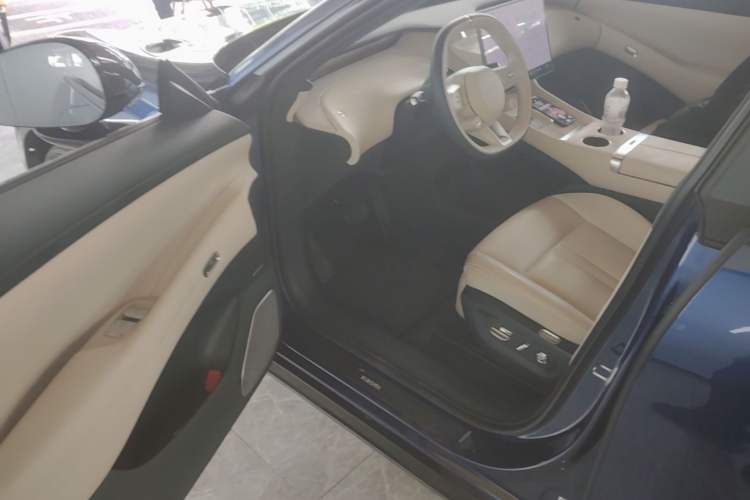 Used Xiaomi Auto YU7 2025 Ultra-Long Range High-Performance All-Wheel-Drive Max Edition Driver Seat