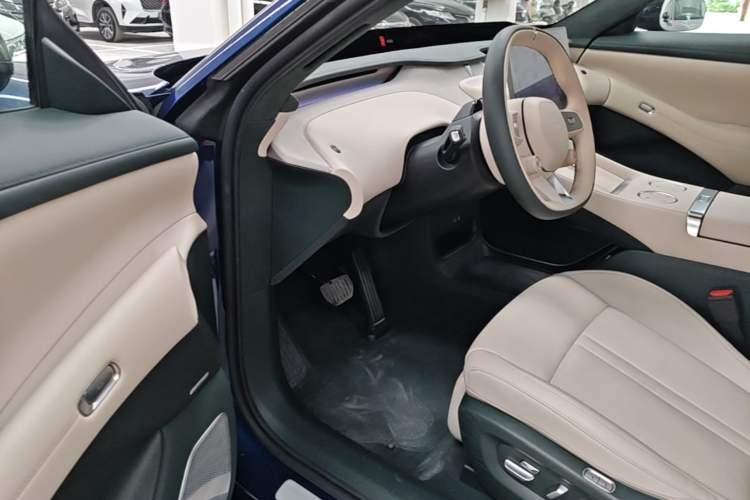 Used Xiaomi Auto YU7 2025 Ultra-Long Range High-Performance All-Wheel-Drive Max Edition Driver Seat