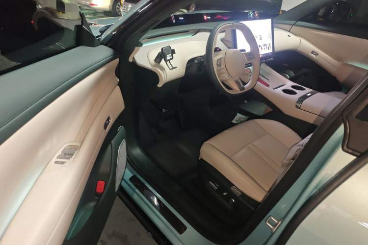 Used Xiaomi Auto YU7 2025 Ultra-Long Range High-Performance All-Wheel-Drive Max Edition Driver Seat