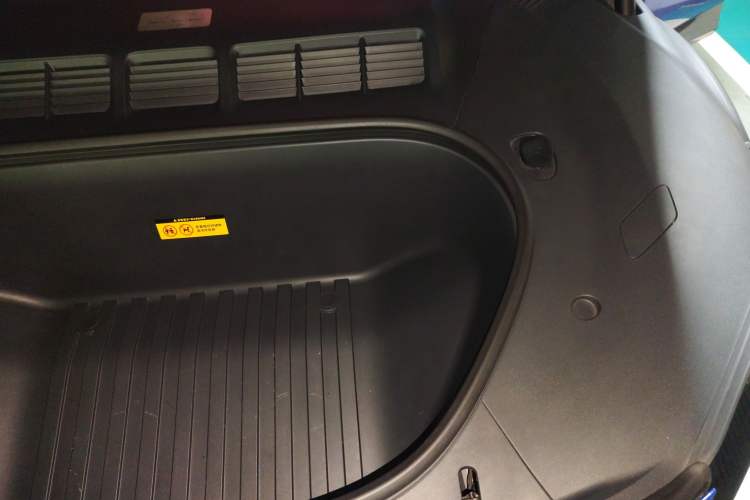 Used Xiaomi Auto YU7 2025 Ultra-Long Range High-Performance All-Wheel-Drive Max Edition Engine Bay Left