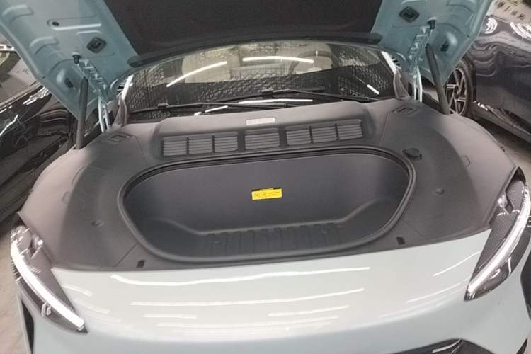 Used Xiaomi Auto YU7 2025 Ultra-Long Range High-Performance All-Wheel-Drive Max Edition Engine Bay