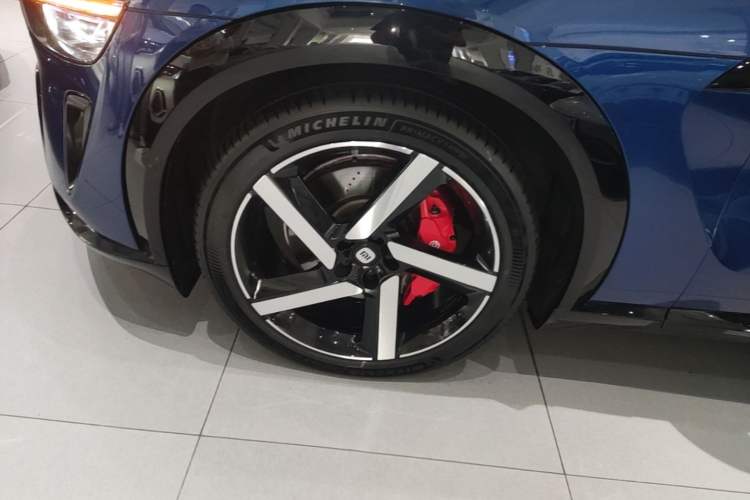 Used Xiaomi Auto YU7 2025 Ultra-Long Range High-Performance All-Wheel-Drive Max Edition Exterior 4